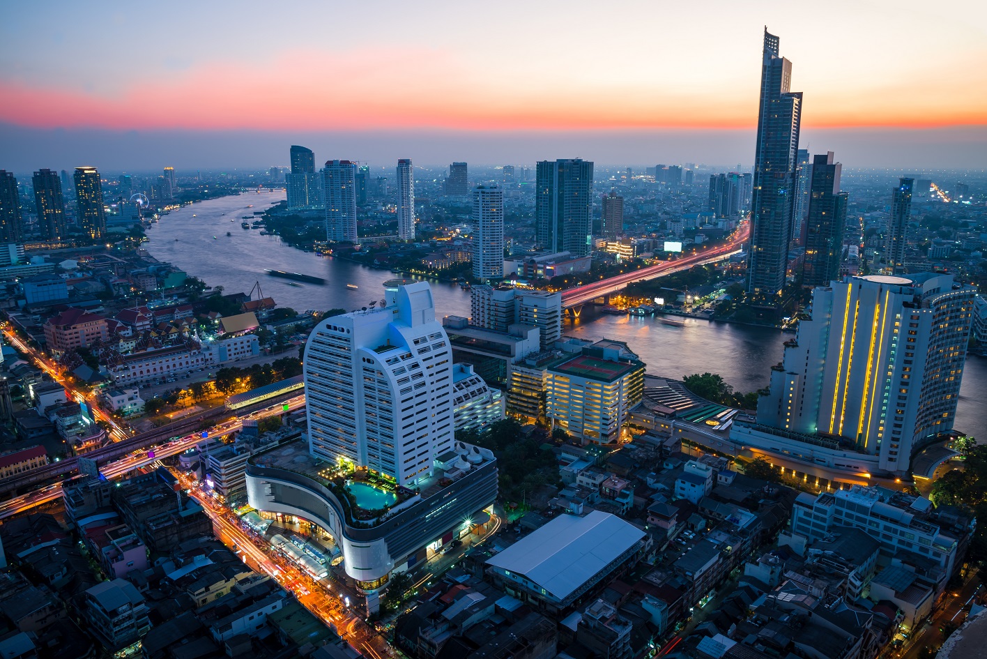 Những khu phố xa hoa bên sông Chao Phraya (Bangkok, Thái Lan). Ảnh Istock