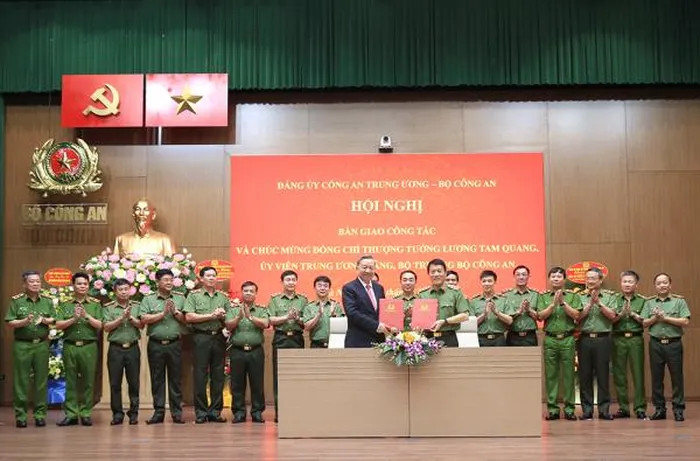 Chủ tịch nước Tô Lâm và Bộ trưởng Lương Tam Quang ký kết bàn giao công tác tại hội nghị.