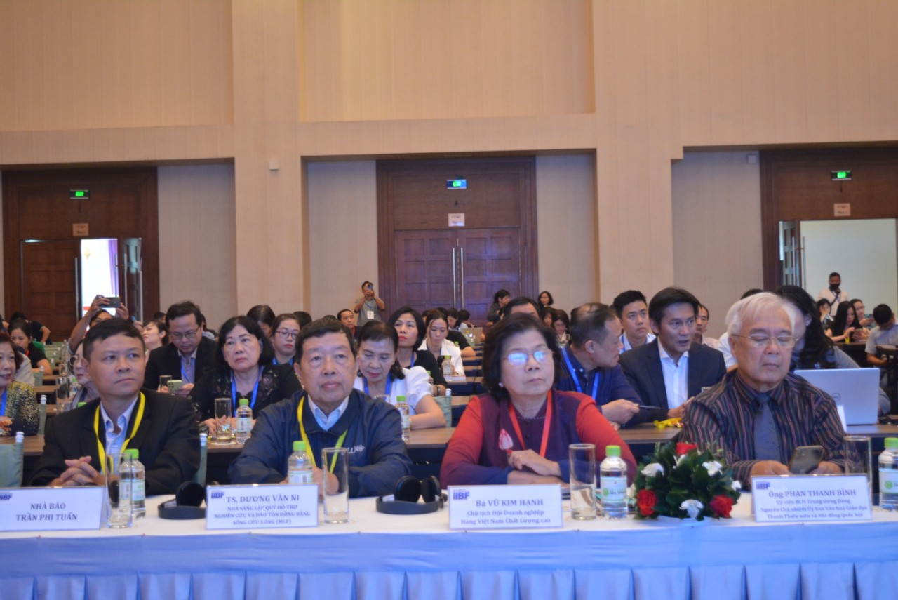 Bà Vũ Kim Hạnh, Chủ tịch Hội DN HVNCLC cùng ông Phan Thanh Bình, nguyên Chủ nhiệm Ủy ban Văn hóa, Giáo dục, Thanh niên, Thiếu niên và Nhi đồng Quốc hội và các đại biểu cùng tham dự