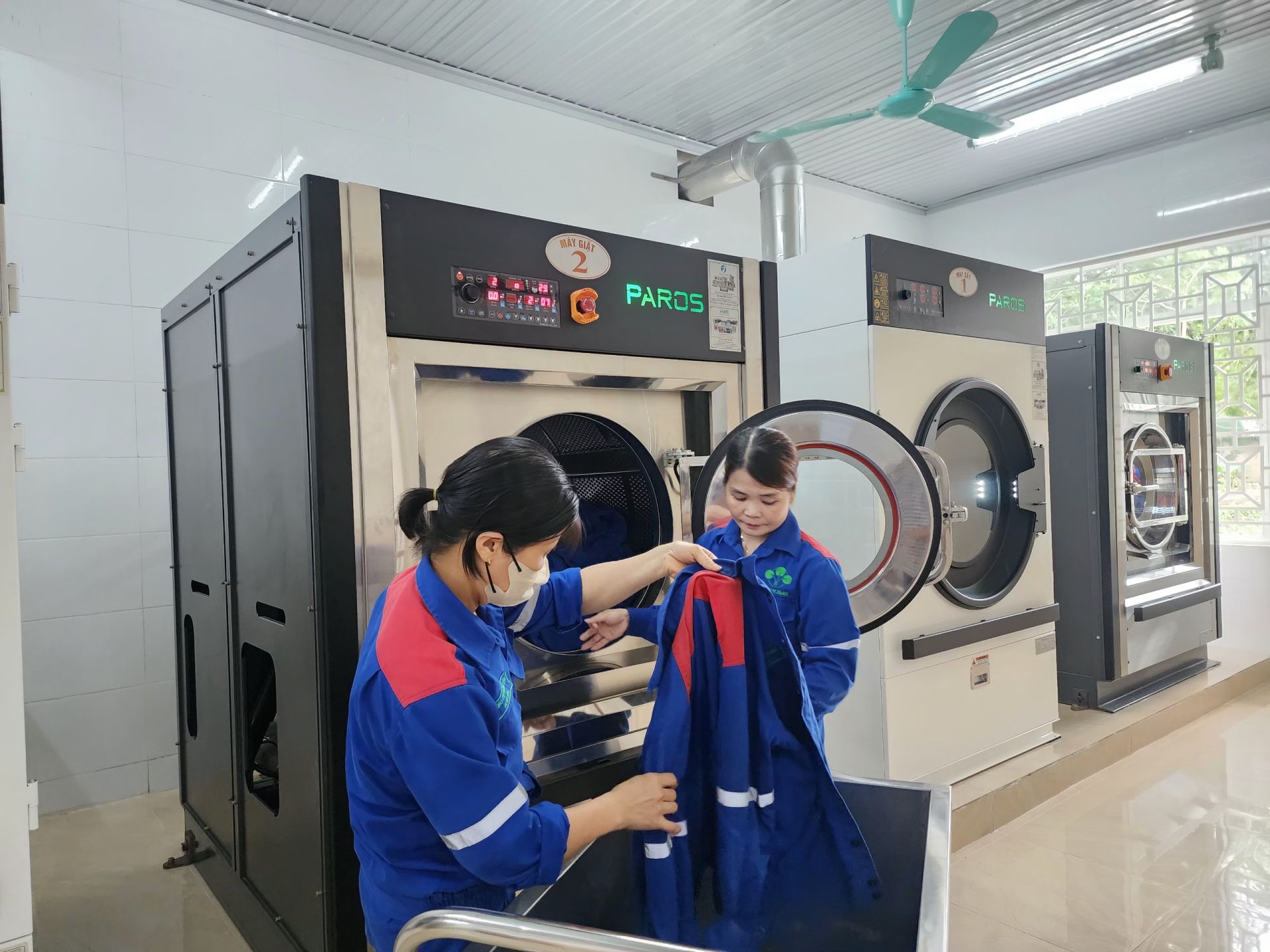 Công nhân Xí nghiệp Đời sống thực hiện việc giặt, sấy quần áo bảo hộ cho người lao động