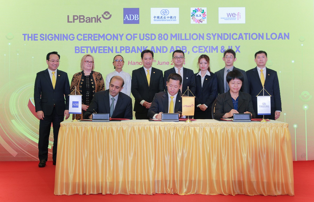 Ông Vũ Quốc Khánh – Phó Tổng giám đốc thường trực LPBank (ngồi giữa) cùng đại diện ADB và các bên liên quan thực hiện ký kết