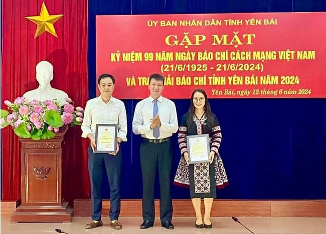 Đồng chí Chủ tịch UBND tỉnh Trần Huy Tuấn trao giải A cho các tác giả