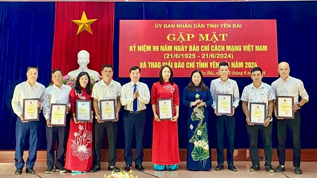 Đồng chí Nguyễn Minh Tuấn – Trưởng Ban Tuyên giáo Tỉnh ủy và đồng chí Vũ Thị Hiền Hạnh - Phó Chủ tịch UBND tỉnh trao giải B cho các tác giả