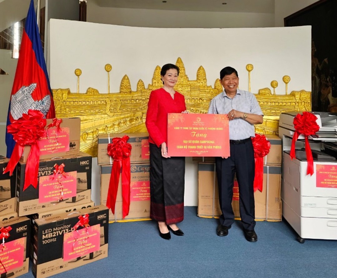 Tập đoàn Quốc tế Phượng Hoàng trao tặng thiết bị văn phòng đến Đại sứ quán Vương quốc Campuchia tại Việt Nam