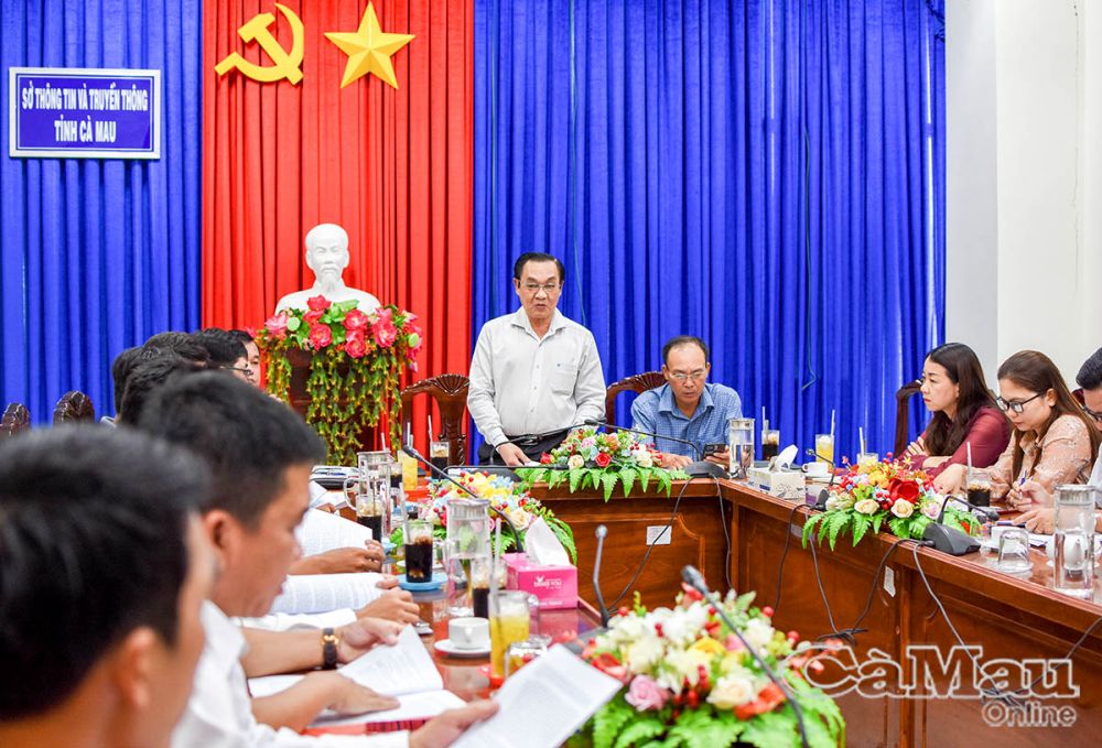 Ông Trần Quốc Chính, Giám đốc Sở Thông tin và Truyền thông tỉnh Cà Mau,  giải đáp thắc mắc, kiến nghị của doanh nghiệp tại buổi đối thoại.