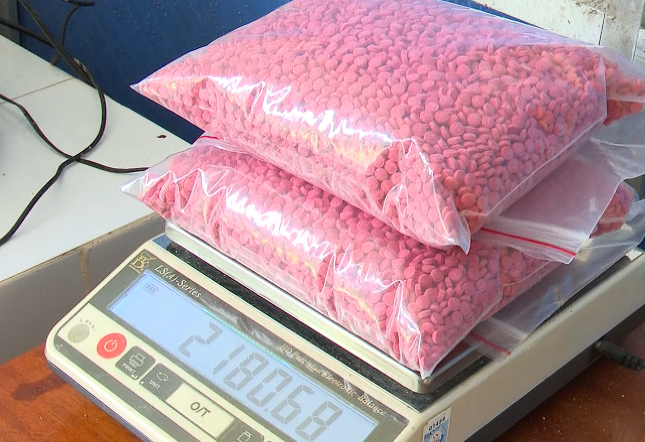 Tang vật thu giữ được tại hiện trường gồm 24.000 viên nén màu hồng nghi là ma túy tổng hợp.