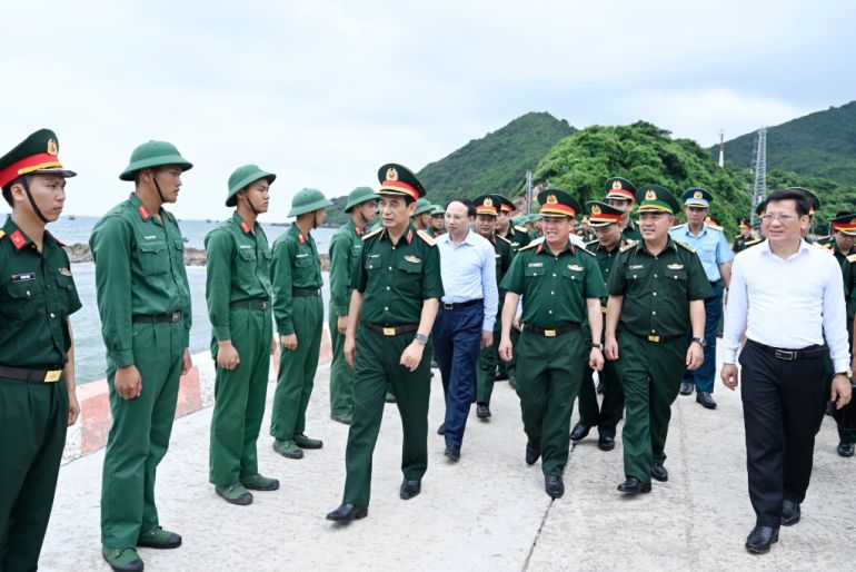 Đại tướng Phan Văn Giang thăm và làm việc tại đảo Trần, huyện Cô Tô (Quảng Ninh)