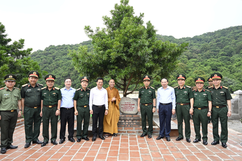 Đại tướng Phan Văn Giang cùng đoàn công tác trồng cây lưu niệm tại Đền - Chùa Trúc Lâm Đảo Trần
