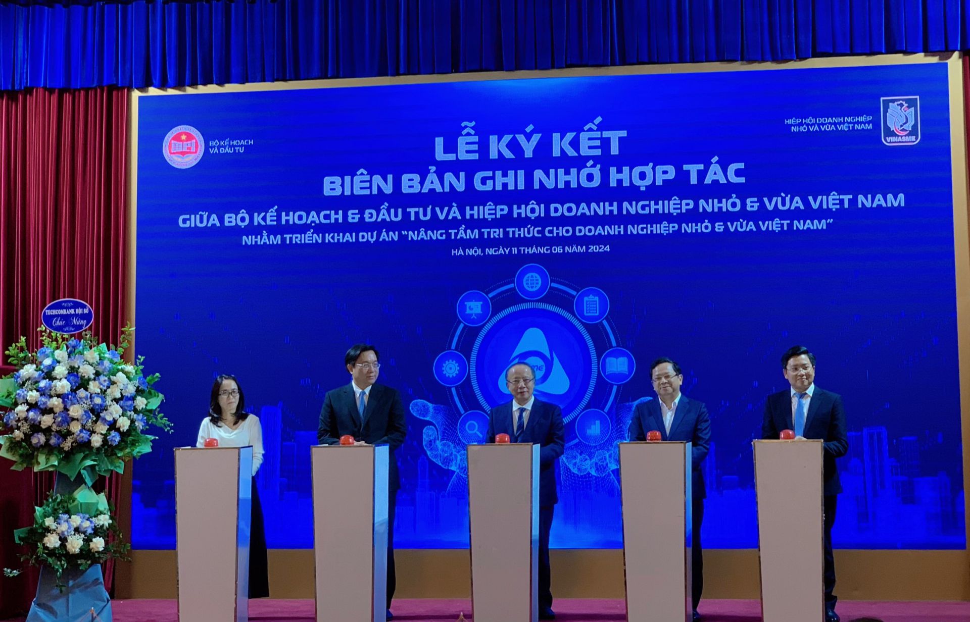 Leaders from the Ministry of Planning and Investment and the Vietnam Association of Small and Medium Enterprises pressed the button to launch the online training project 