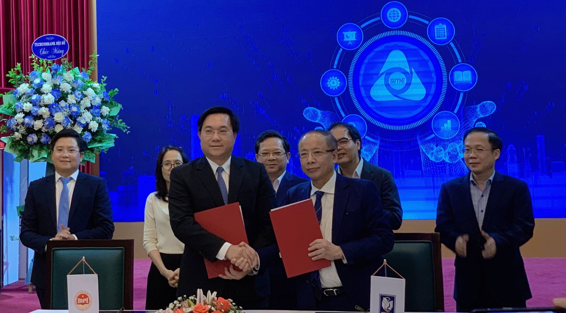 Leaders from the Ministry of Planning and Investment and the Vietnam Association of Small and Medium Enterprises conducted the signing ceremony for the Memorandum of Understanding to launch the online training project “Enhancing Knowledge for Vietnamese SMEs”