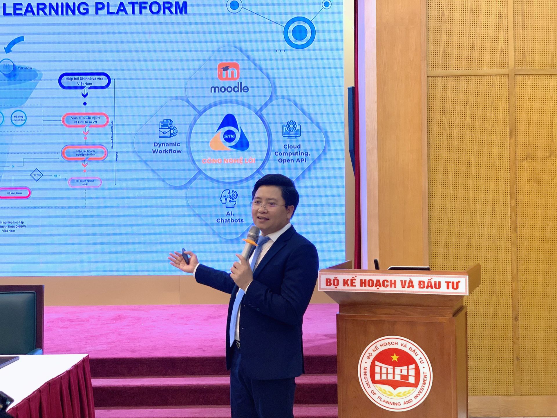 Mr. Nguyen Kim Hung - Vice Chairman of the Vietnam Association of Small and Medium Enterprises, and Director of the Vietnam Institute of Business Administration and Digital Economy