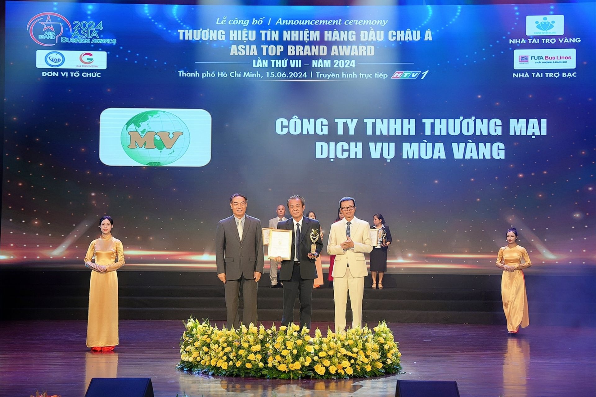Ông Nguyễn Hoàng Dũng – Phó Giám đốc công ty  TNHH Thương mại Dịch vụ Mùa Vàng  thay mặt công ty nhận giải thưởng