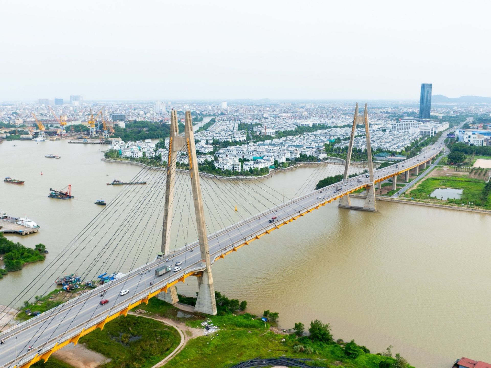 Cầu Bính là cây cầu bắc qua sông Cấm nối thành phố Hải Phòng với huyện Thủy Nguyên và đi ra tỉnh Quảng Ninh