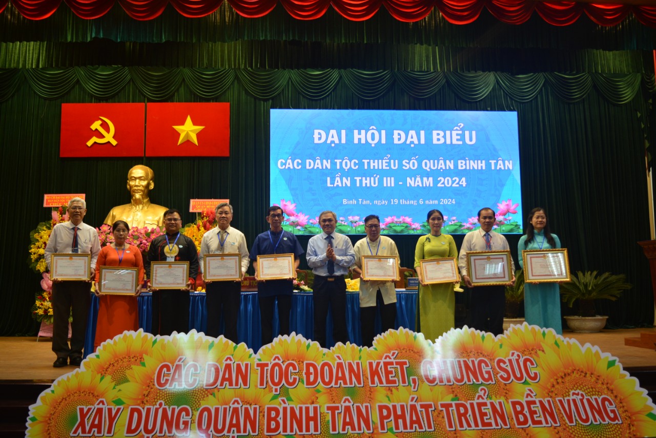 Trưởng Ban Dân tộc TPHCM Huỳnh Văn Hồng Ngọc trao bằng khen của UBND TPHCM, bằng khen của Ban Dân tộc TPHCM đến các tập thể, cá nhân có thành tích xuất sắc trong công tác dân tộc.