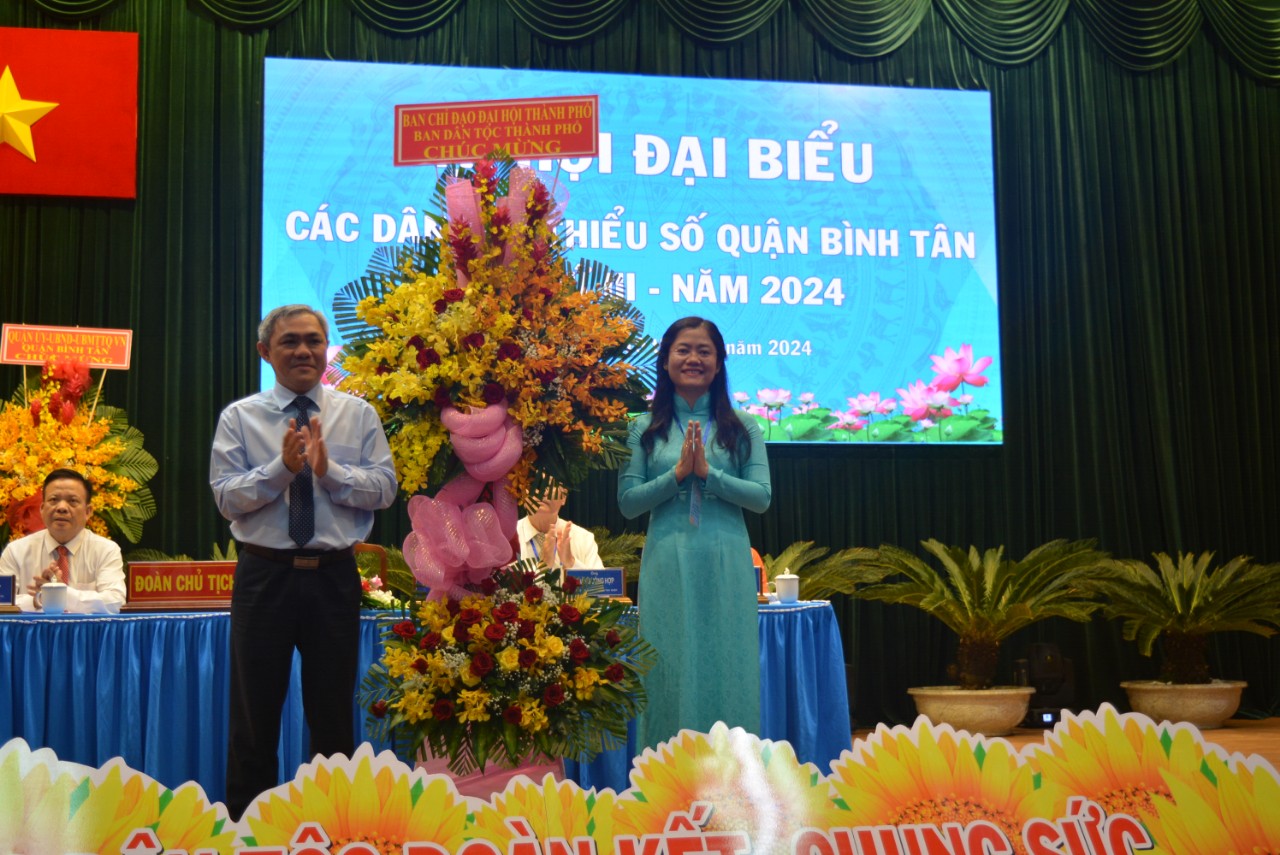 Trưởng ban Dân tộc TPHCM Huỳnh Văn Hồng Ngọc tặng hoa chúc mừng đại hội.