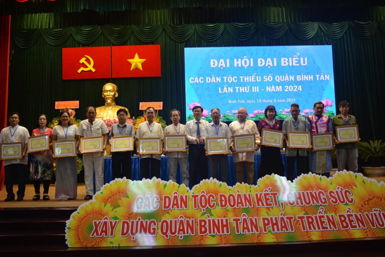 Chủ tịch UBND quận Bình Tân Nguyễn Minh Nhựt tặng giấy khen đến các tập thể, cá nhân có thành tích xuất sắc trong công tác dân tộc.