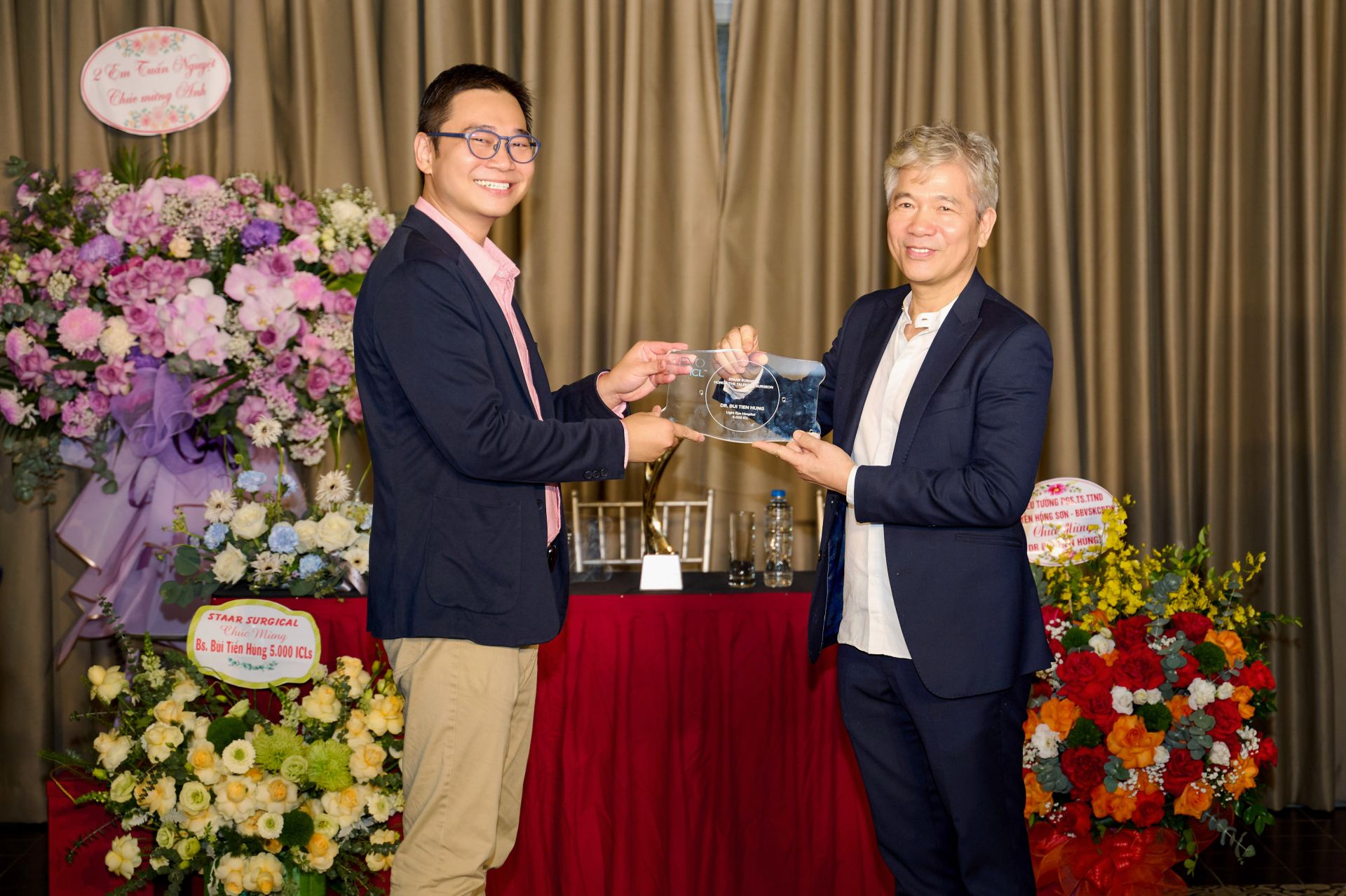 Bác sĩ Bùi Tiến Hùng nhận giải thưởng 5000 ca  phẫu thuật Phakic ICL thành công