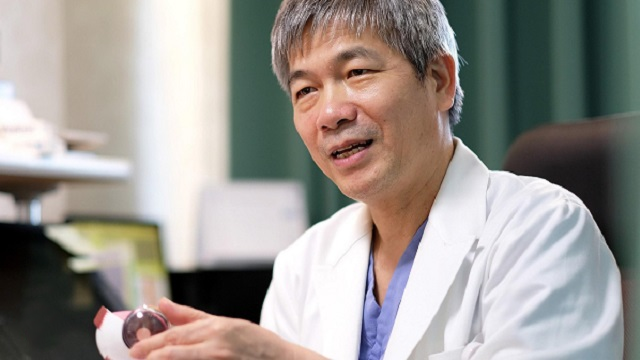 Bác sĩ Bùi Tiến Hùng đã mổ 5.000 ca Phakic ICL để chữa lành cho nhiều đôi mắt