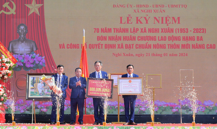 Phó Chủ tịch UBND tỉnh Nghệ An Nguyễn Văn Đệ trao Bằng công nhận xã Nghi Xuân đạt chuẩn NTM nâng cao