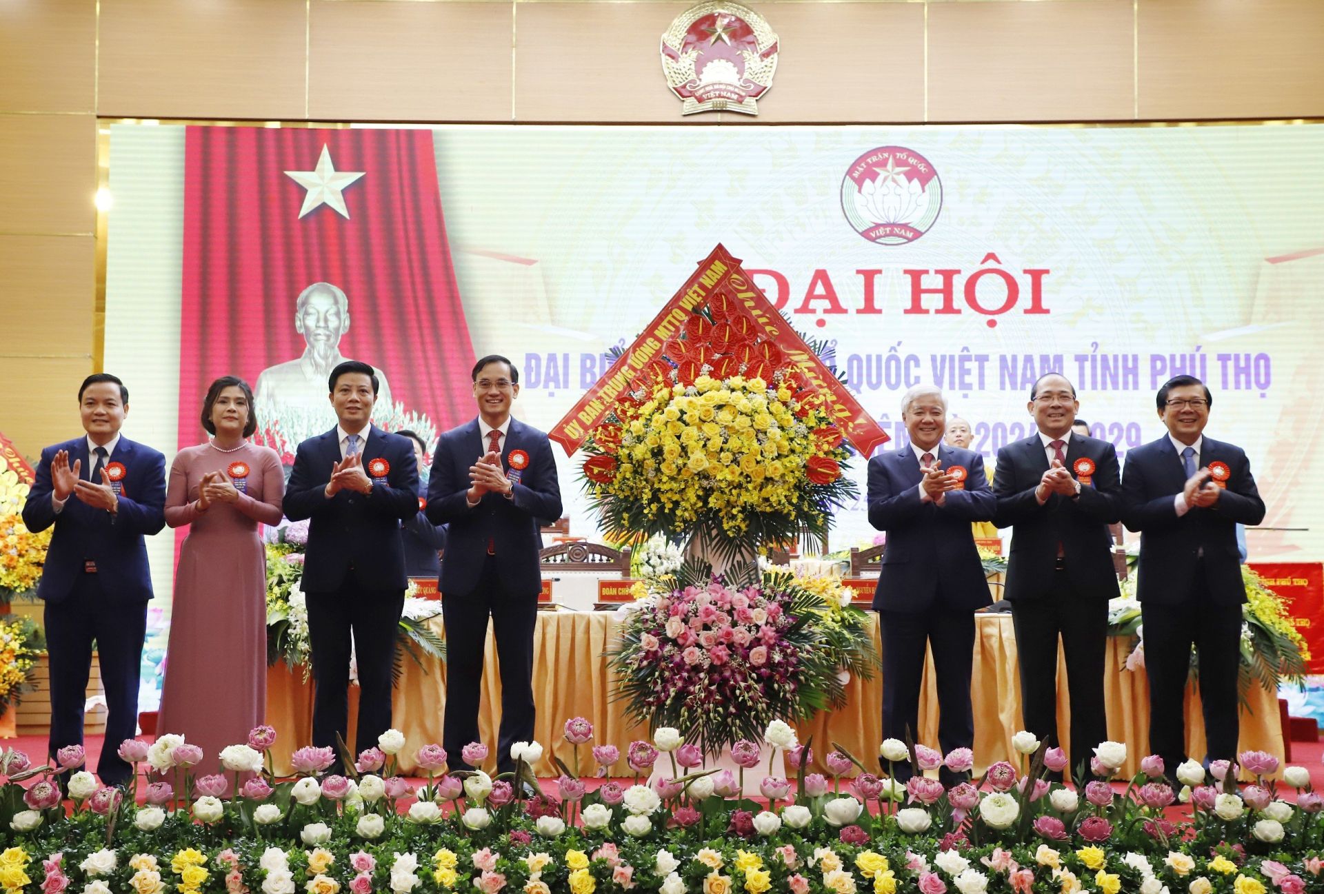 Ông Đỗ Văn Chiến - Ủy viên Bộ Chính trị, Chủ tịch Ủy ban Trung ương MTTQ Việt Nam tặng hoa chúc mừng Đại hội
