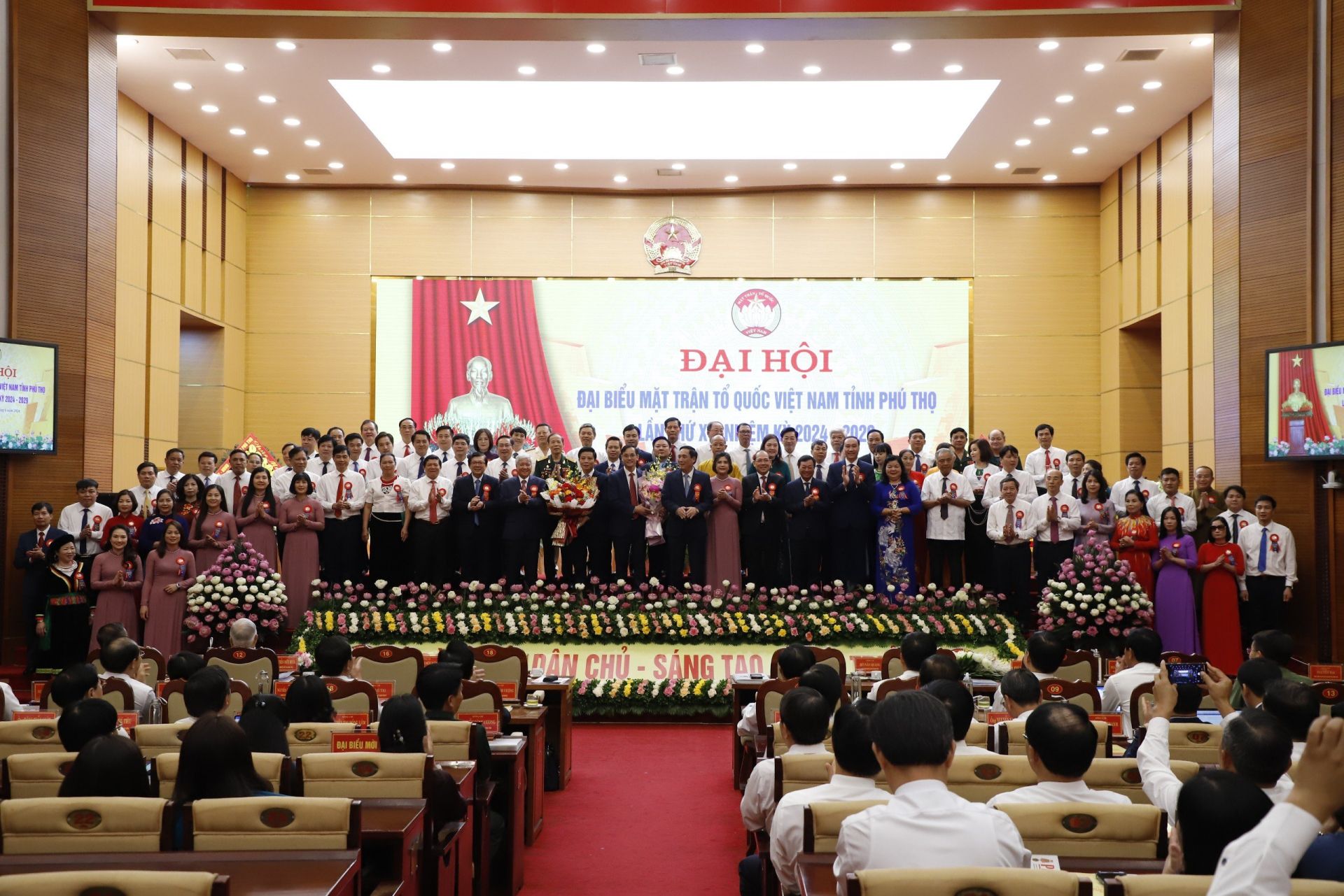Các đại biểu được kiện toàn trong Ủy viên Ủy ban MTTQ VN tỉnh ( 2024-2029) chụp ảnh cùng các đồng chí lãnh đạo Ủy ban Trung ương MTTQ Việt Nam
