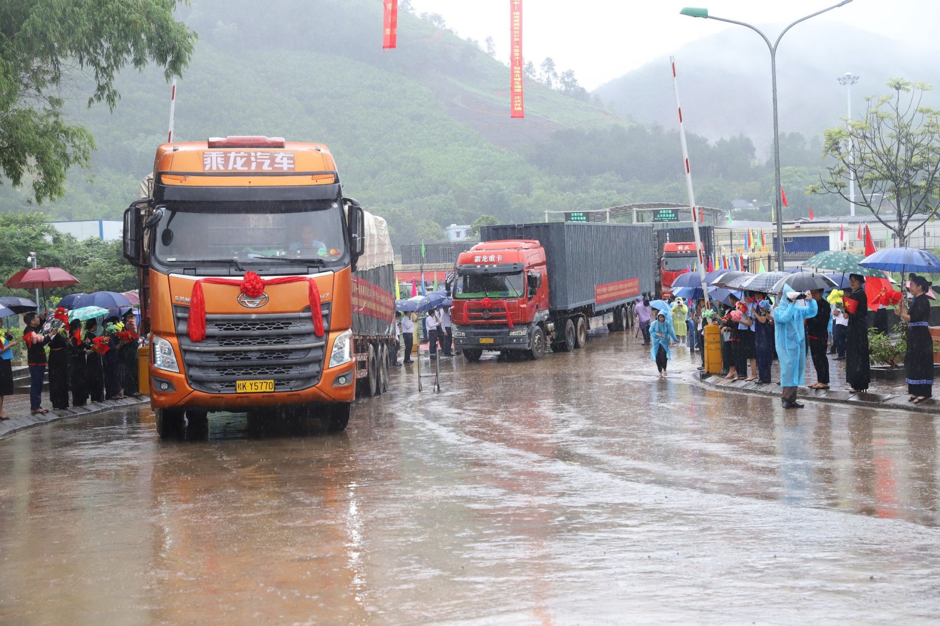 Các xe hàng xuất, nhập khẩu được thông quan qua cặp cửa khẩu song phương Hoành Mô (Việt Nam) - Động Trung (Trung Quốc).