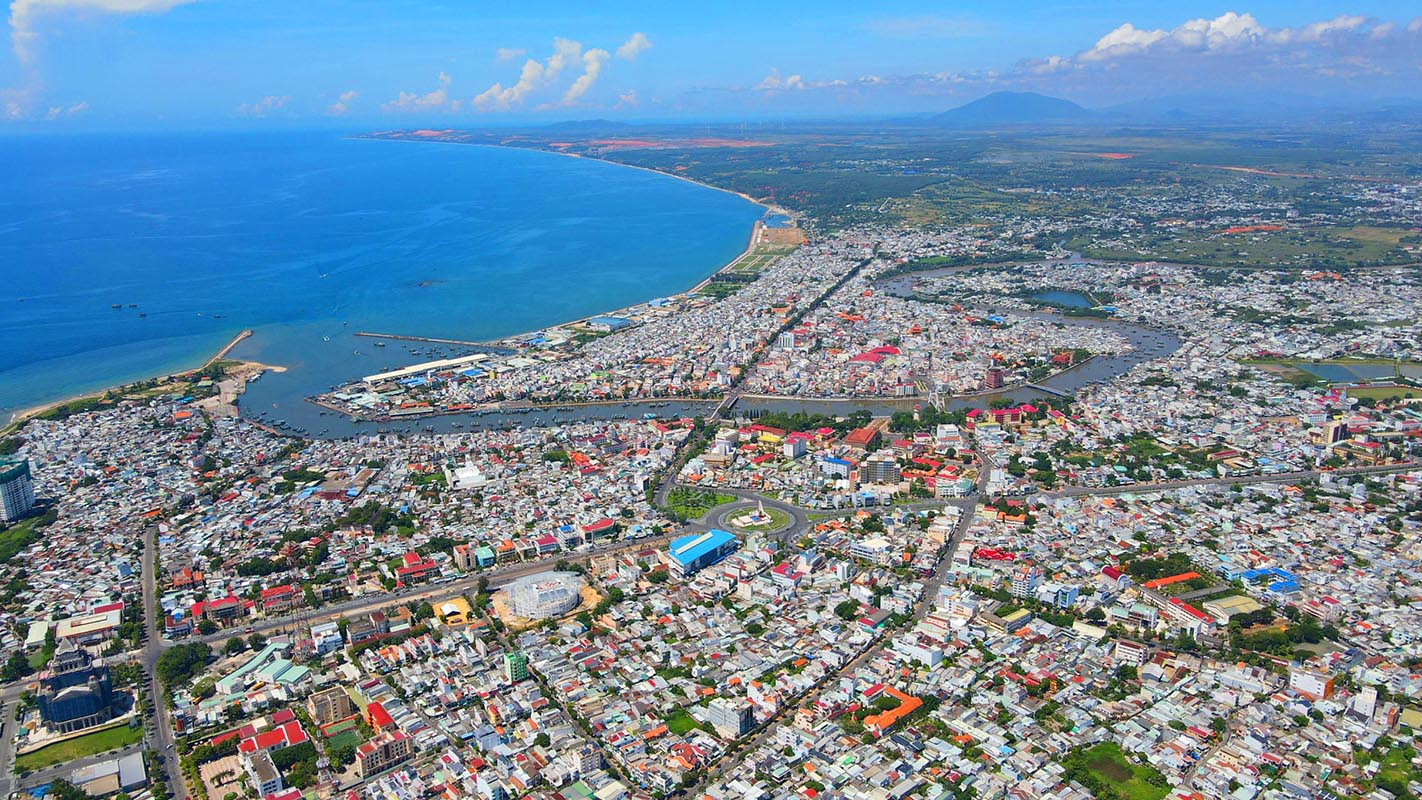 Bình Thuận có tiềm năng trở thành một trung tâm cảng biển quan trọng của khu vực Nam Trung Bộ. Việc phát triển hệ thống cảng biển không chỉ giúp Bình Thuận khai thác tối đa tiềm năng kinh tế biển mà còn góp phần thúc đẩy sự phát triển kinh tế - xã hội của tỉnh và khu vực