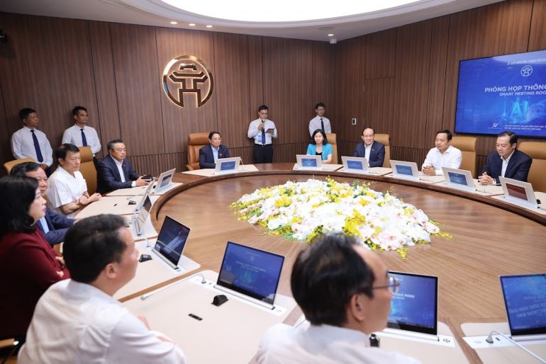 Thủ tướng Chính phủ Phạm Minh Chính và đại biểu trải nghiệm các ứng dụng phòng họp thông minh của TP Hà Nội. Ảnh: VGP