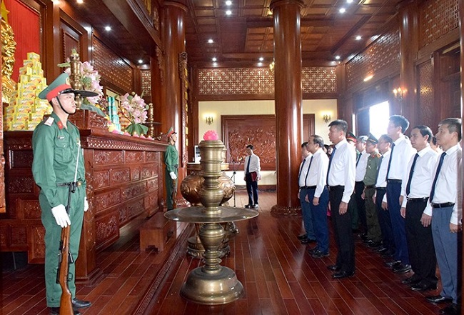 Các đồng chí lãnh đạo tỉnh dâng hương tưởng niệm Chủ tịch Hồ Chí Minh tại Khu di tích lịch sử quốc gia Lễ đài sân vận động thành phố Yên Bái