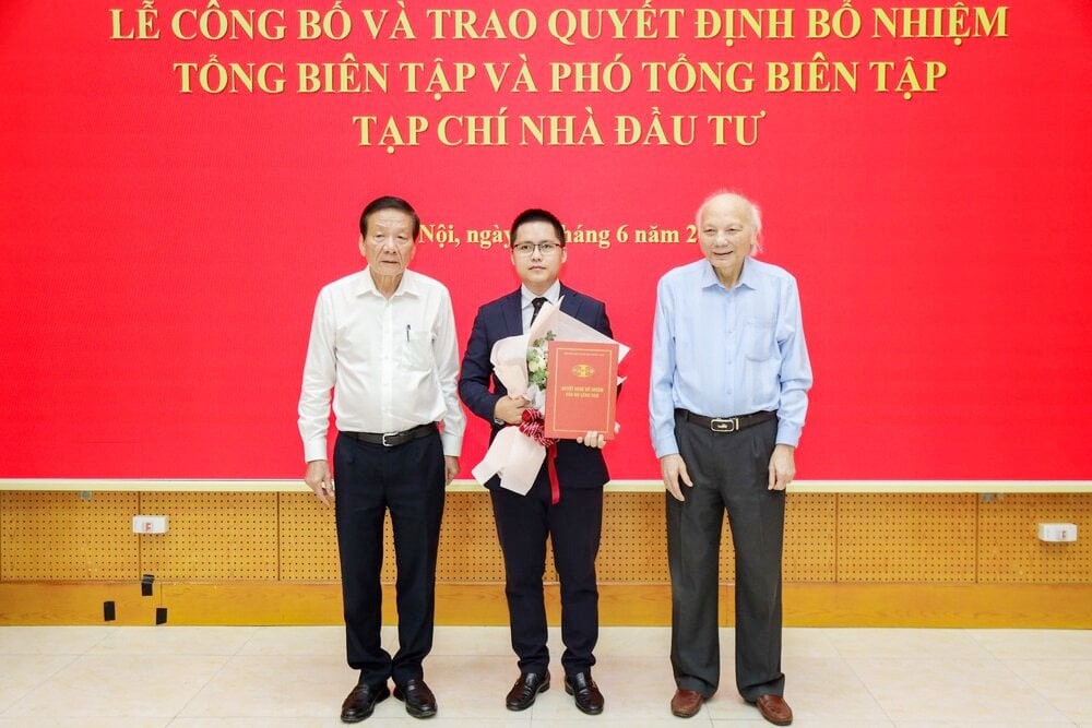 Lãnh đạo Hiệp hội VAFIE trao quyết định bổ nhiệm ông Võ Tá Quỳnh giữ chức vụ Phó Tổng Biên tập Tạp chí Nhà đầu tư
