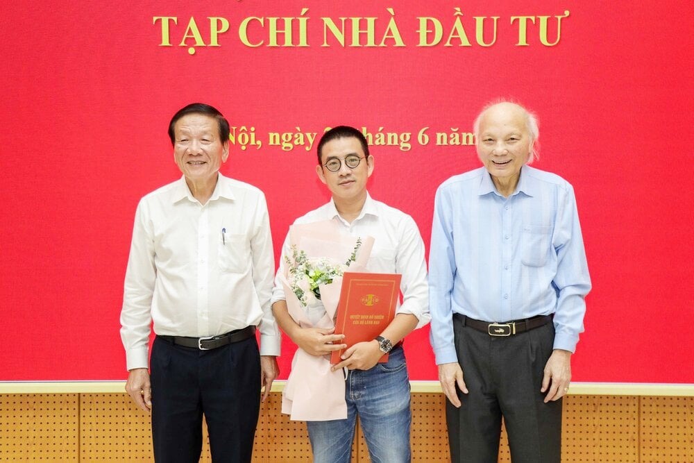 Lãnh đạo Hiệp hội VAFIE trao quyết định bổ nhiệm ông Nguyễn Thái Sơn, Trưởng ban Thư ký tòa soạn làm Ủy viên Ban Biên tập tạp chí