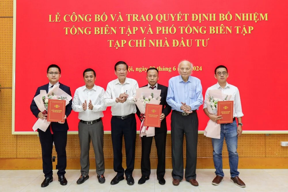 Ban biên tập Tạp chí Nhà đầu tư nhiệm kỳ mới chụp ảnh lưu niệm cùng GS.TSKH Nguyễn Mại và TS. Nguyễn Anh Tuấn