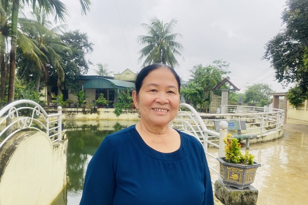 Bà Lê Thị Lan, khu dân cư Phu Huệ, xã Hoằng Giang, huyện Nông Cống vui mừng khi làng quê đã đổi thay rất nhiều