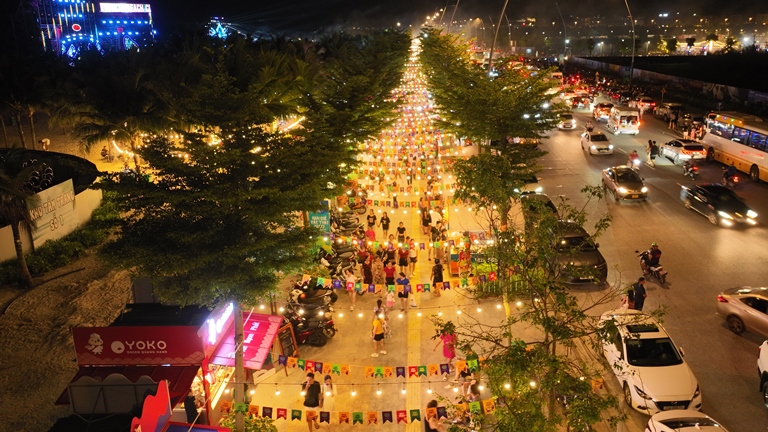 Tuyến phố thương mại VuiFest Ha Long chính thức ra mắt với diện mạo “lung linh" thắp sáng vùng di sản Hạ Long