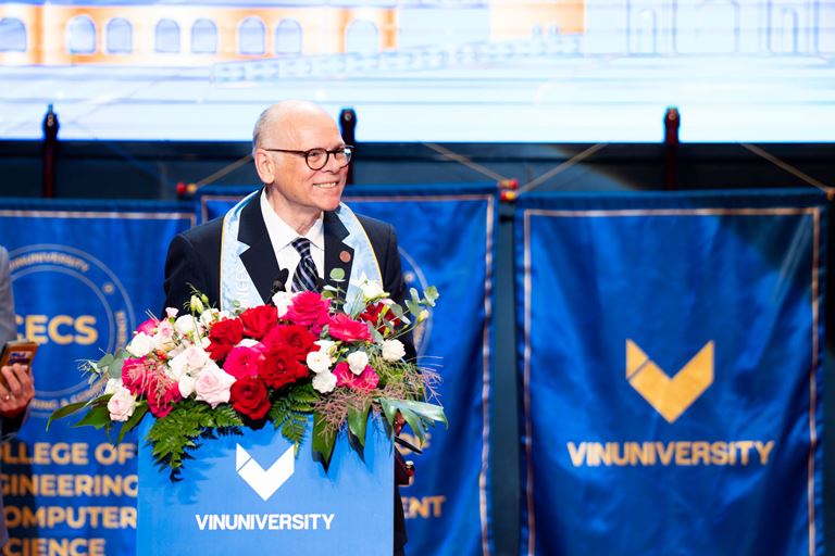GS Max J. Pfeffer (Đại học Cornell) phát biểu tại Lễ tốt nghiệp niên khoá đầu tiên của Đại học VinUni