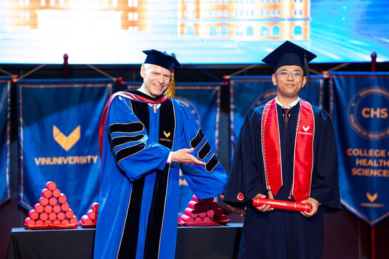 Cao Gia Bảo – Tân cử nhân Viện Kĩ thuật và Khoa học máy tính, nhận bằng đại học với thành tích xuất sắc tại Lễ tốt nghiệp niên khóa đầu tiên của VinUni