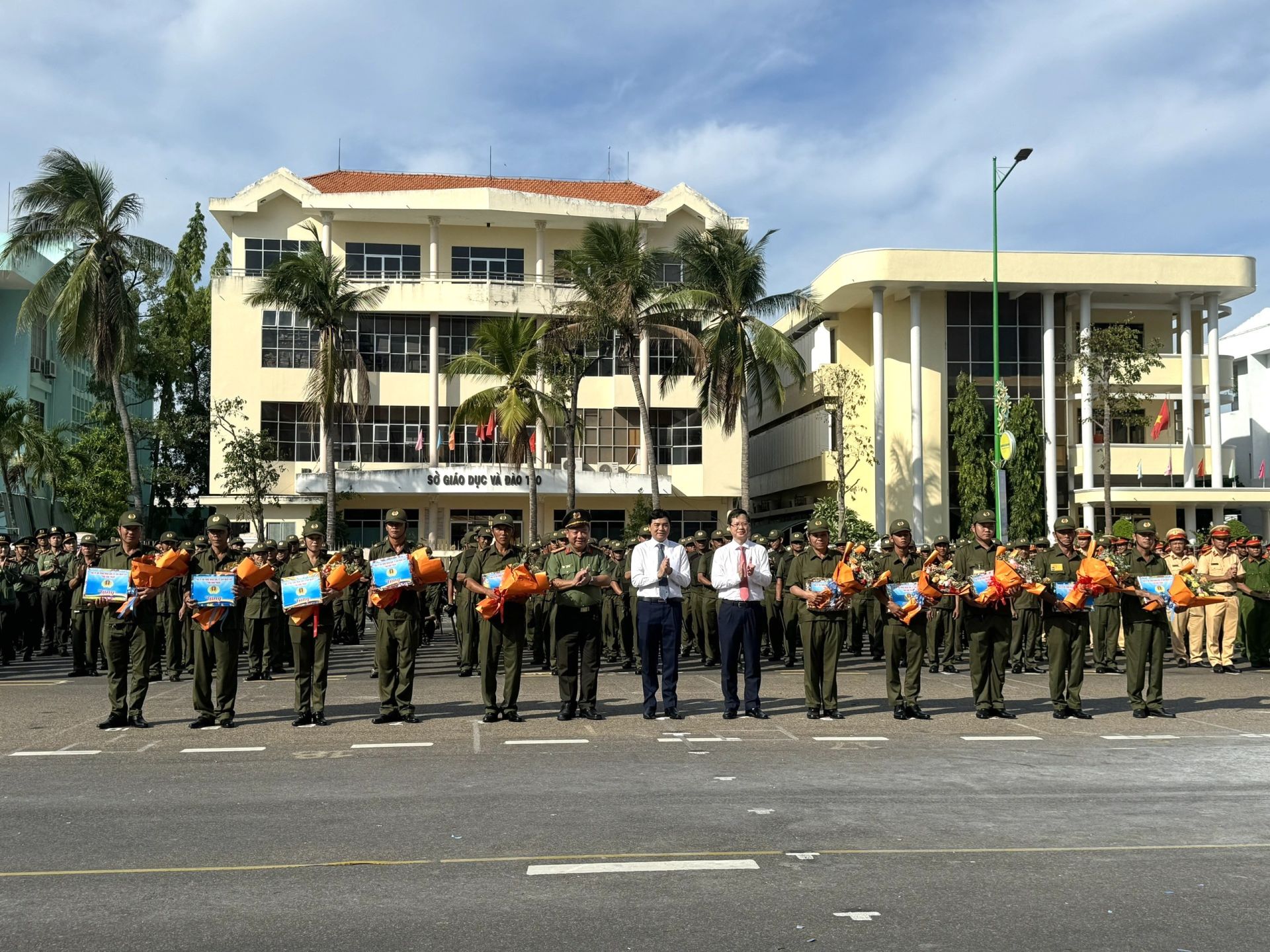 Lãnh đạo tỉnh và Công an tỉnh Bình Thuận trao tặng quà và hoa chúc mừng lực lượng tham gia bảo vệ an ninh trật tự ở cơ sở. (Ảnh: Đắc Phú)