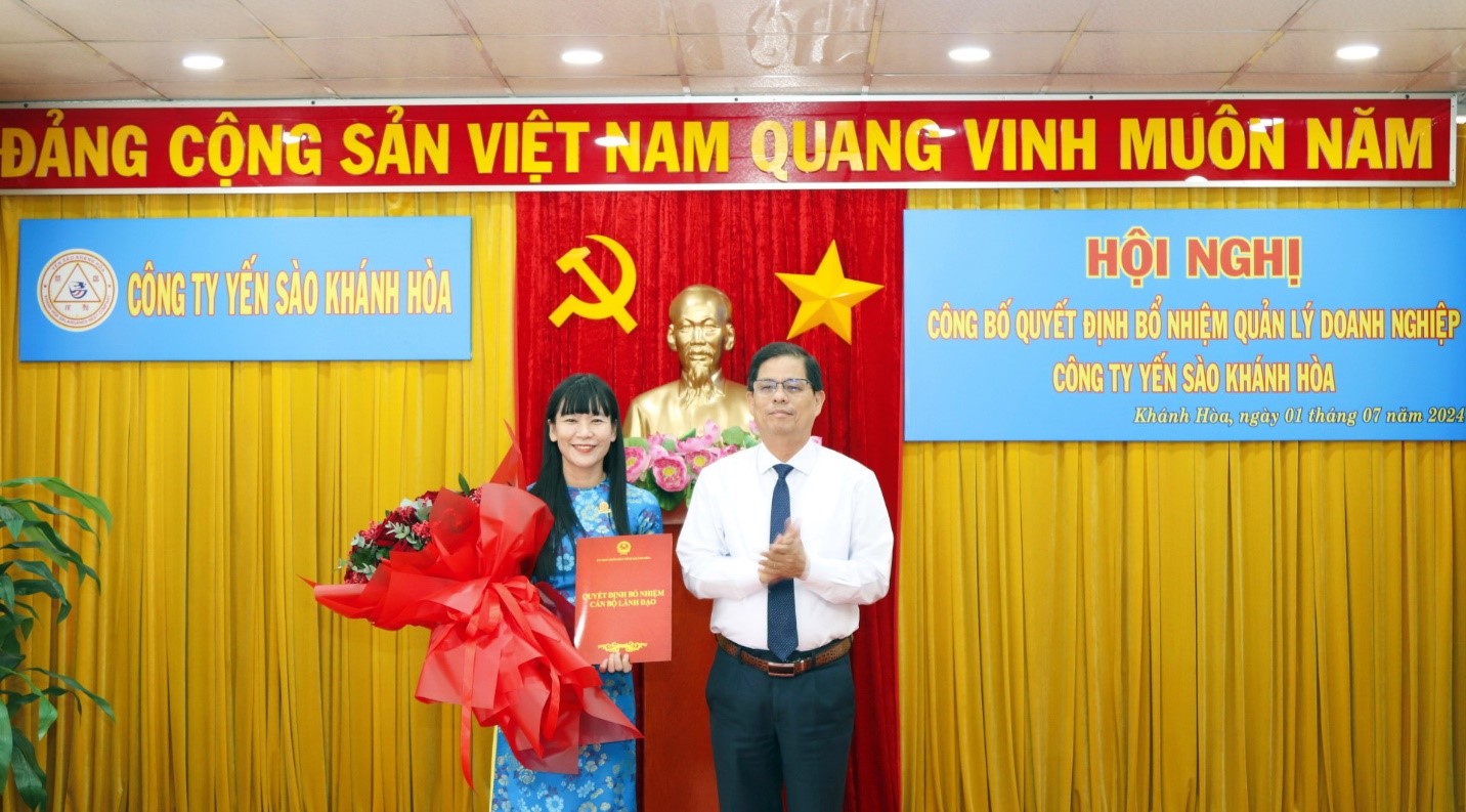 Ông Nguyễn Tấn Tuân trao quyết định bổ nhiệm bà Trịnh Thị Hồng Vân Chủ tịch Hội đồng thành viên Công ty Yến sào Khánh Hòa