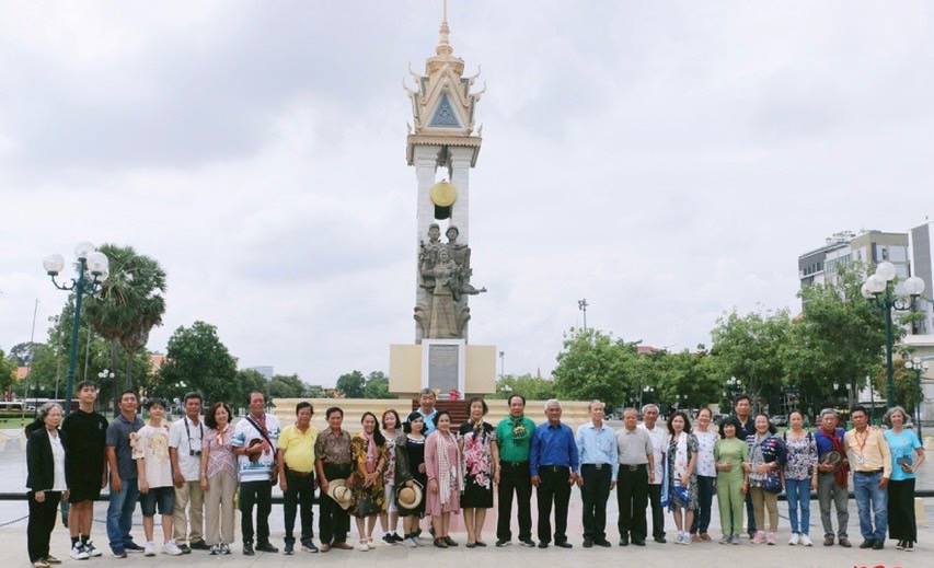 Ban liên lạc Cựu cán bộ Đoàn Thanh niên Việt Nam phía Nam chụp ảnh lưu niệm