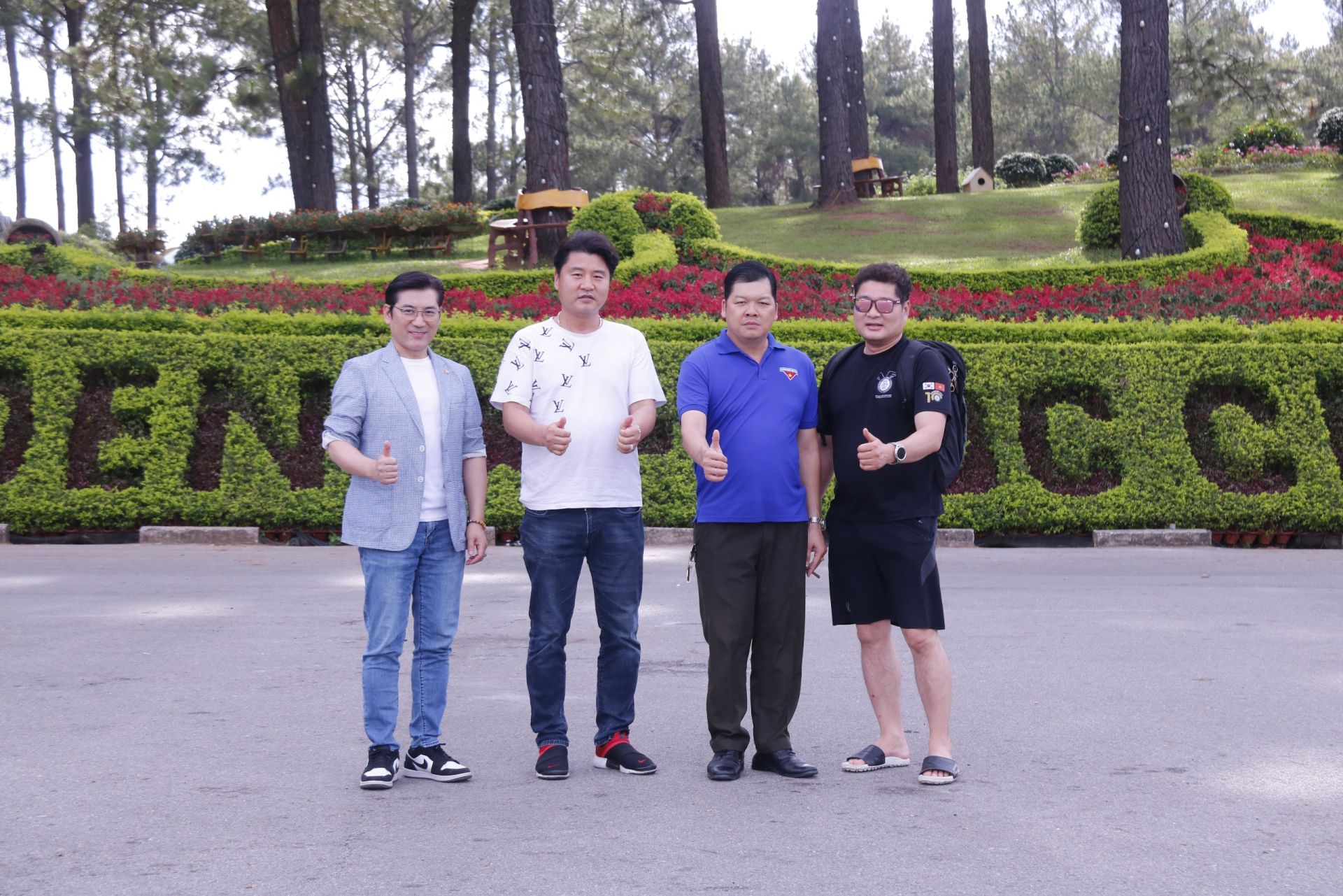 Ông Kwon Jae Haeng, Chủ tịch Ủy ban Hỗ trợ Kinh tế Việt Nam - Hàn Quốc (KVECC), một du khách lần đầu đến Mộc Châu (áo trắng, người thứ 2 từ trái sang)