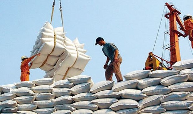Việt Nam chi gần 700 triệu USD để nhập khẩu gạo trong nửa đầu năm