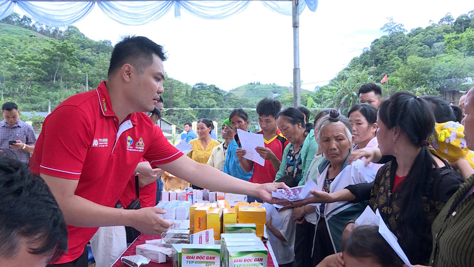Dược sĩ TV.Pharm trong chương trình thiện nguyện “Vì vùng cao biên giới” tại bản Ché Lầu, xã Na Mèo, huyện Quan Sơn.