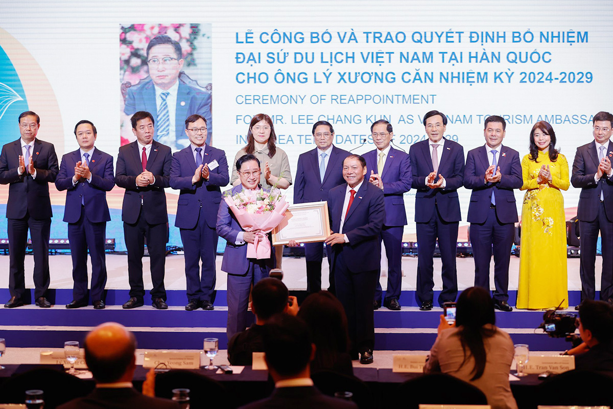 Thủ tướng Chính phủ Phạm Minh Chính và các lãnh đạo chứng kiến Bộ trưởng Nguyễn Văn Hùng trao Quyết định bổ nhiệm lại Đại sứ Du lịch Việt Nam tại Hàn Quốc Lý Xương Căn