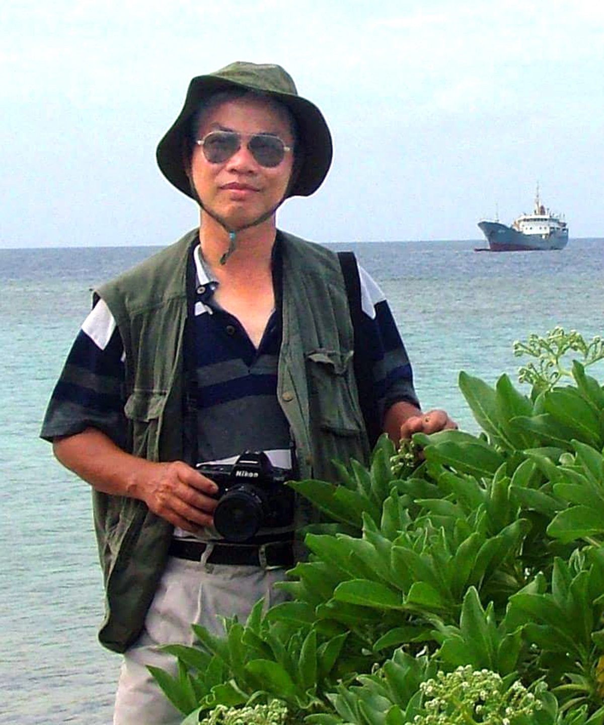 Nhà báo Lê Bá Dương tại đảo Sinh Tồn Đông 2004.