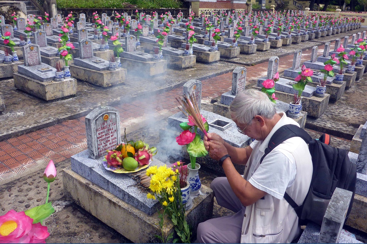 Nhà báo Lê Bá Dương viếng đồng đội tại Nghĩa trang Trường Sơn