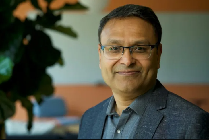 Kalyanaraman, tốt nghiệp Học viện Công nghệ Ấn Độ và Đại học Queen ở Canada, đã làm việc tại Amazon gần hai thập kỷ, bắt đầu từ phần mềm trước khi quản lý các trung tâm dữ liệu