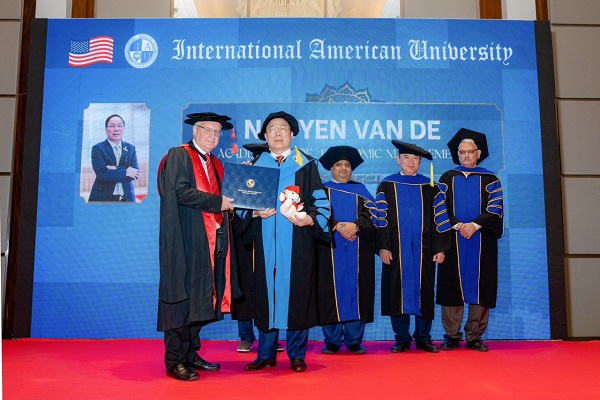 Prof. Dr. Ian Mackechnie, Vice-Chancellor for External Affairs at IAU, presented the honorary academician certificate to Prof. Dr. Nguyen Van De.