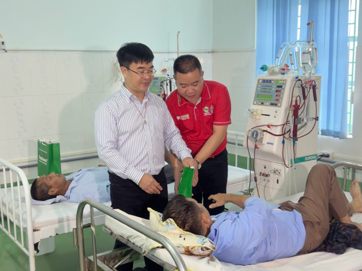 The TV.Pharm delegates visited and presented gifts to patients undergoing treatment at Tho Xuan District General Hospital