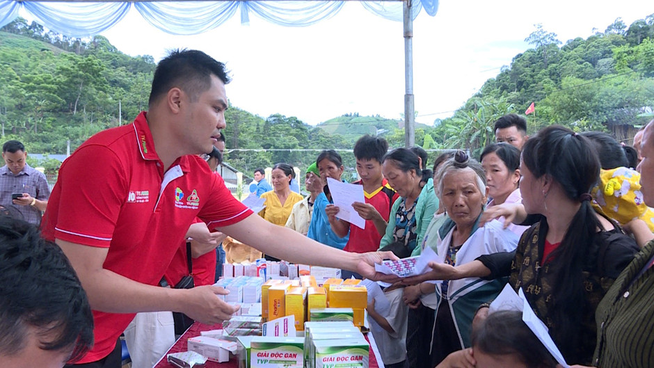 Pharmacists from TV.Pharm in the charity program “For the Border Highlands” at Che Lau village, Na Meo commune, Quan Son district