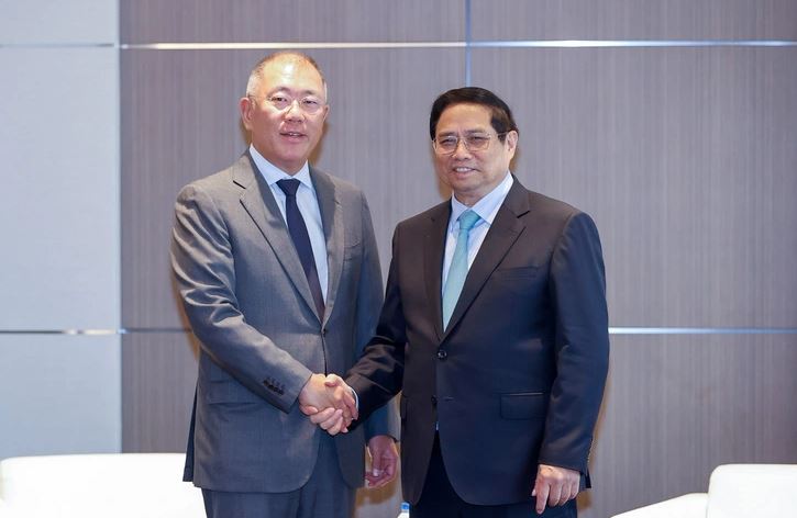 Prime Minister Pham Minh Chinh and Mr. Euisun Chung, Executive Chairman of Hyundai Motor Group